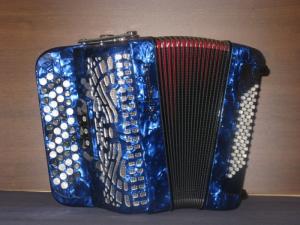 Chromatic button accordion of 38 notes (50 buttons) and 60 bass 