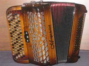 Chromatic button accordion of 47 notes (77 buttons) and 80 bass 