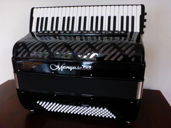 45 klavišų ir 120 bosų cassotto akordeonas su rinktinių bosų sistema 
